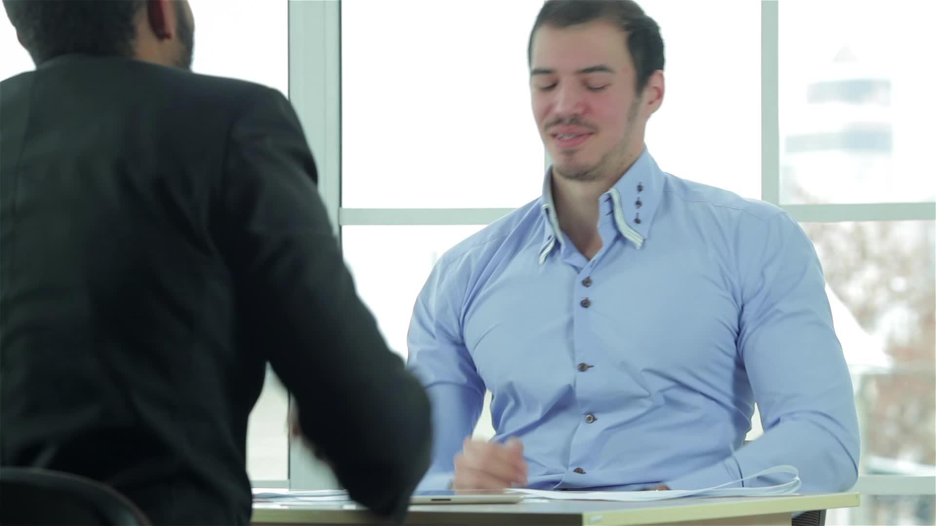 两位成功的商人握手迎接风景视频的预览图