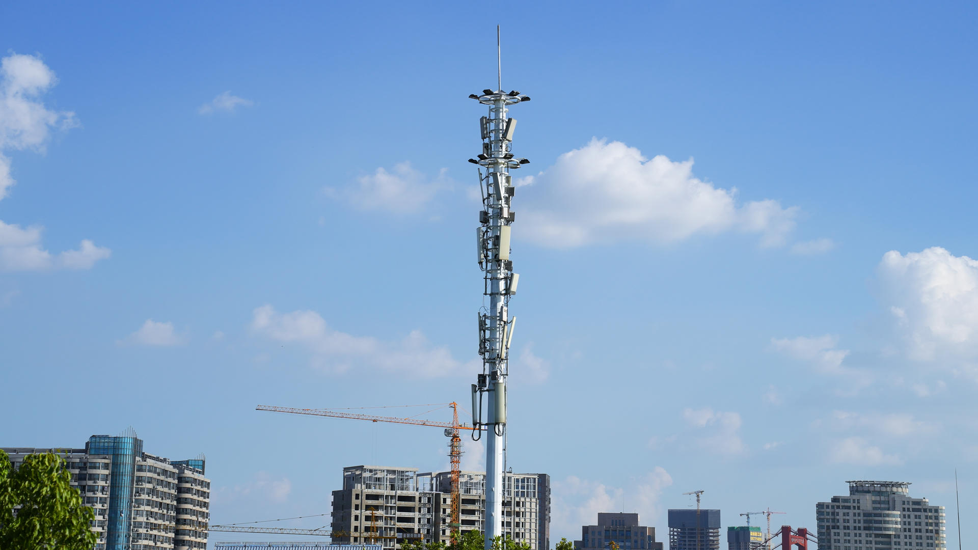 航拍城市蓝天白云天空5G信号塔电信移动信号接收器基站4k素材视频的预览图