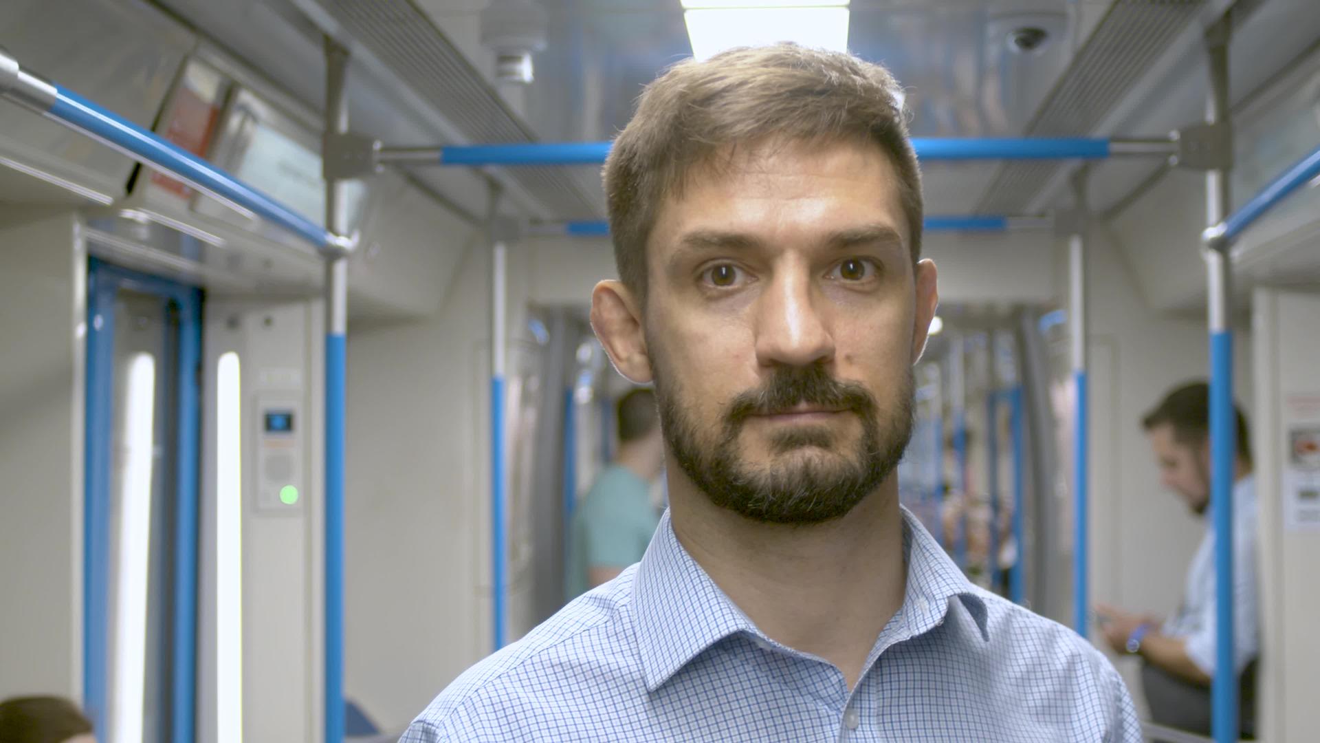 一名男子在地铁火车上的肖像视频的预览图