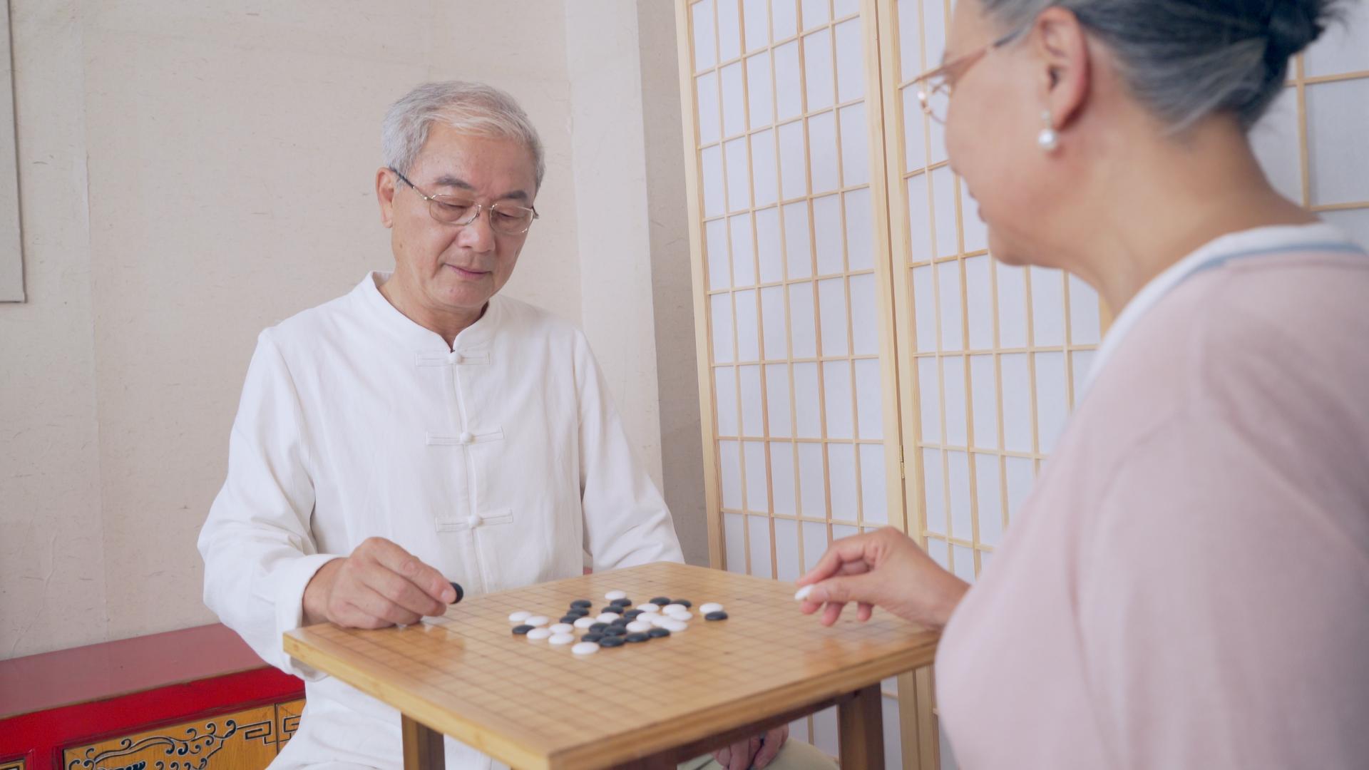 4k老年夫妇在家切磋棋技视频的预览图