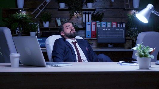 一个商人深夜在办公室睡觉视频的预览图