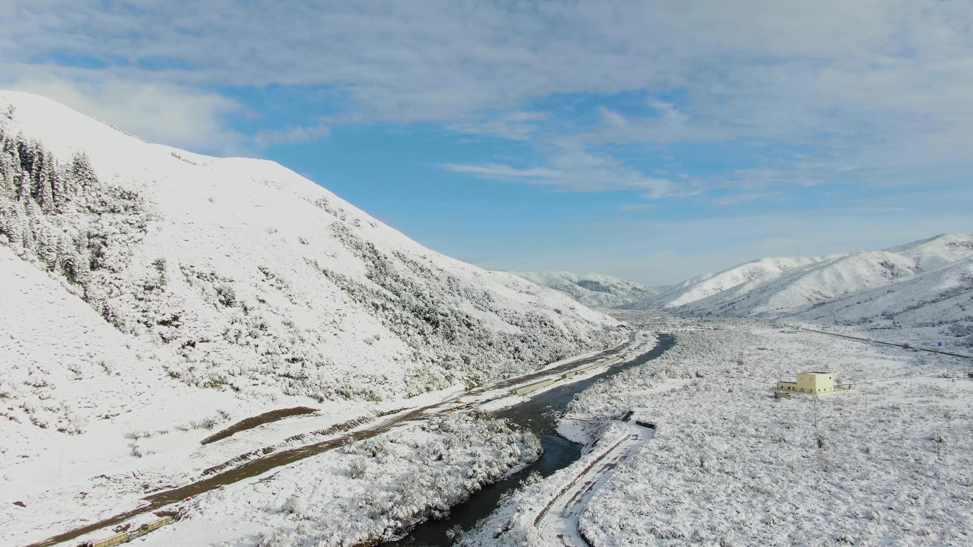 被大雪覆盖的高原山脉航拍视频视频的预览图