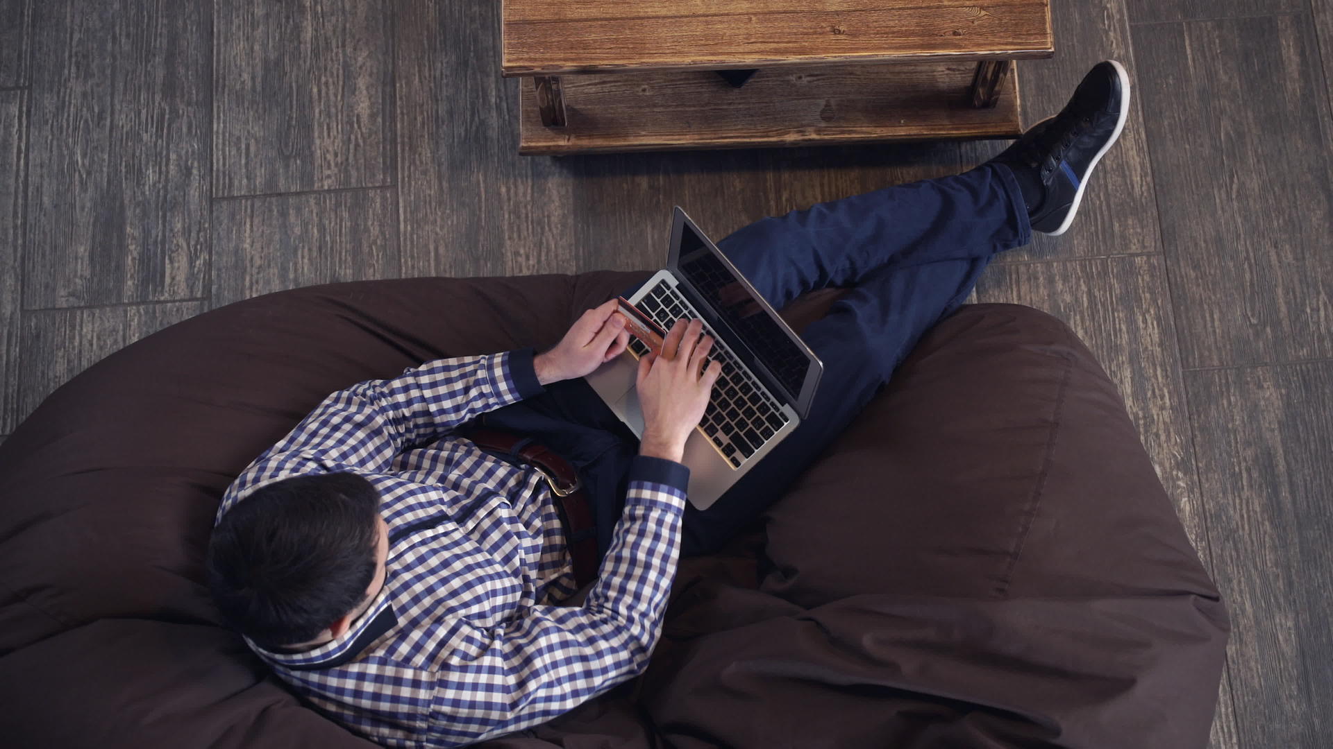 男人躺在椅子上在网上购物视频的预览图