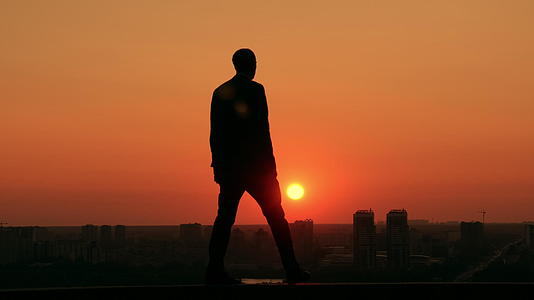 黎明时男人在美丽的城市户外行走视频的预览图