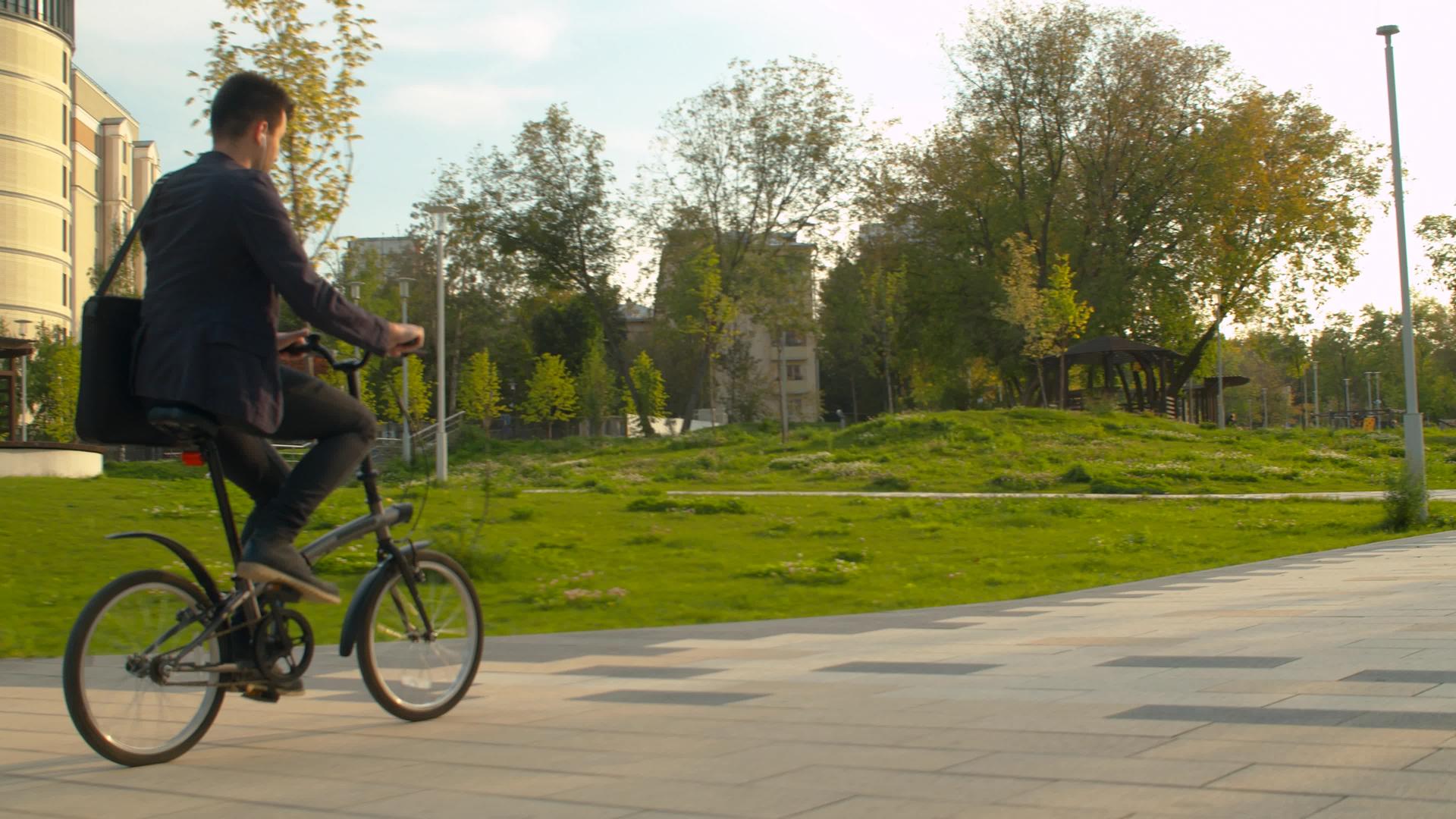 商人骑自行车的西装视频的预览图