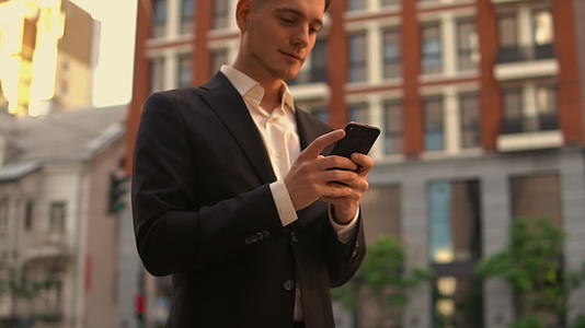 在城市里男人使用智能手机视频的预览图