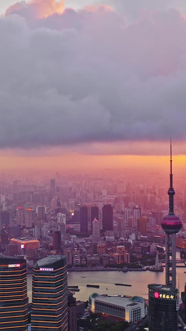 上海陆家嘴天际线红色晚霞航拍视频的预览图