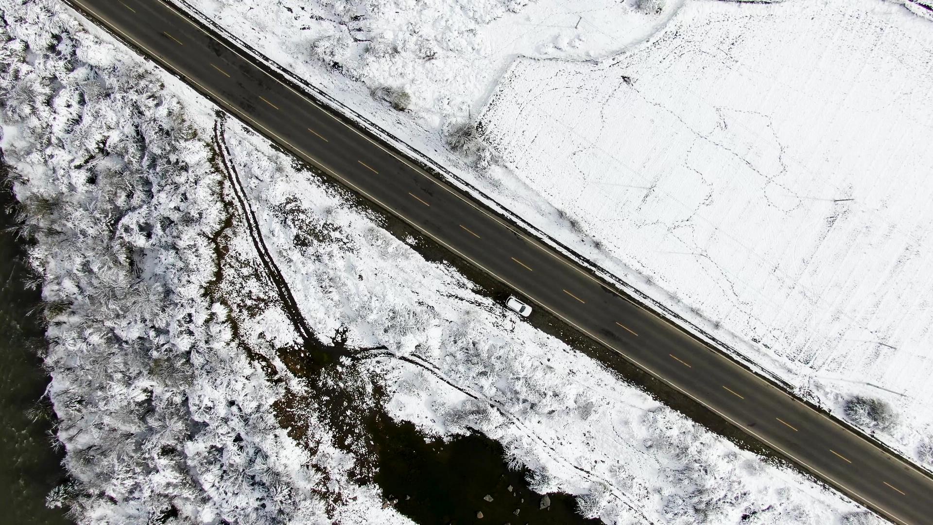 俯拍雪中的公路雪景航拍视频视频的预览图