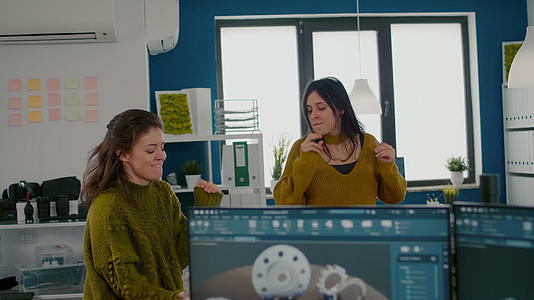 在公司办公室跳舞的妇女和热情的工程师视频的预览图