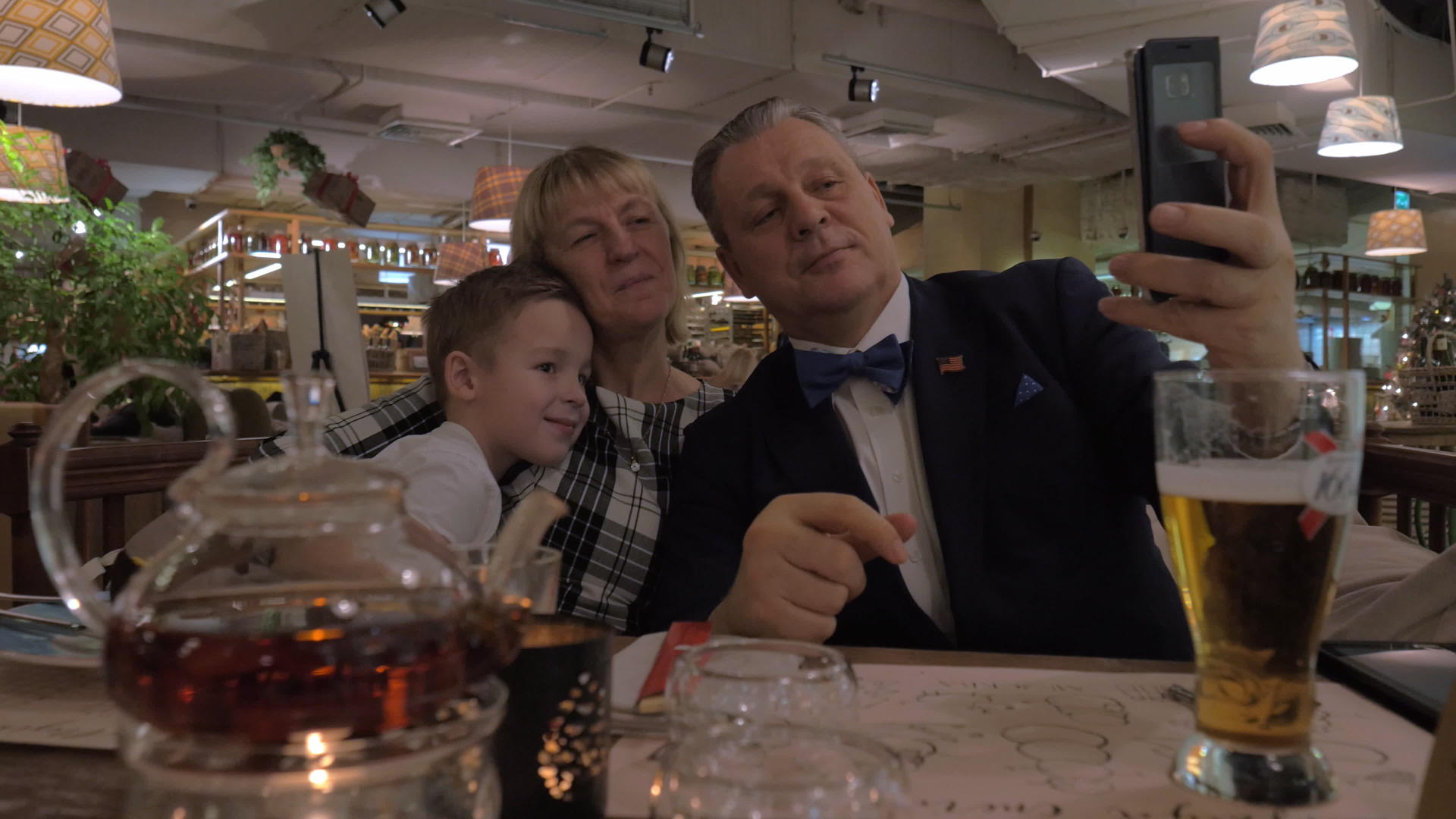 在外面祖父母和孙子在馆吃饭时自拍视频的预览图