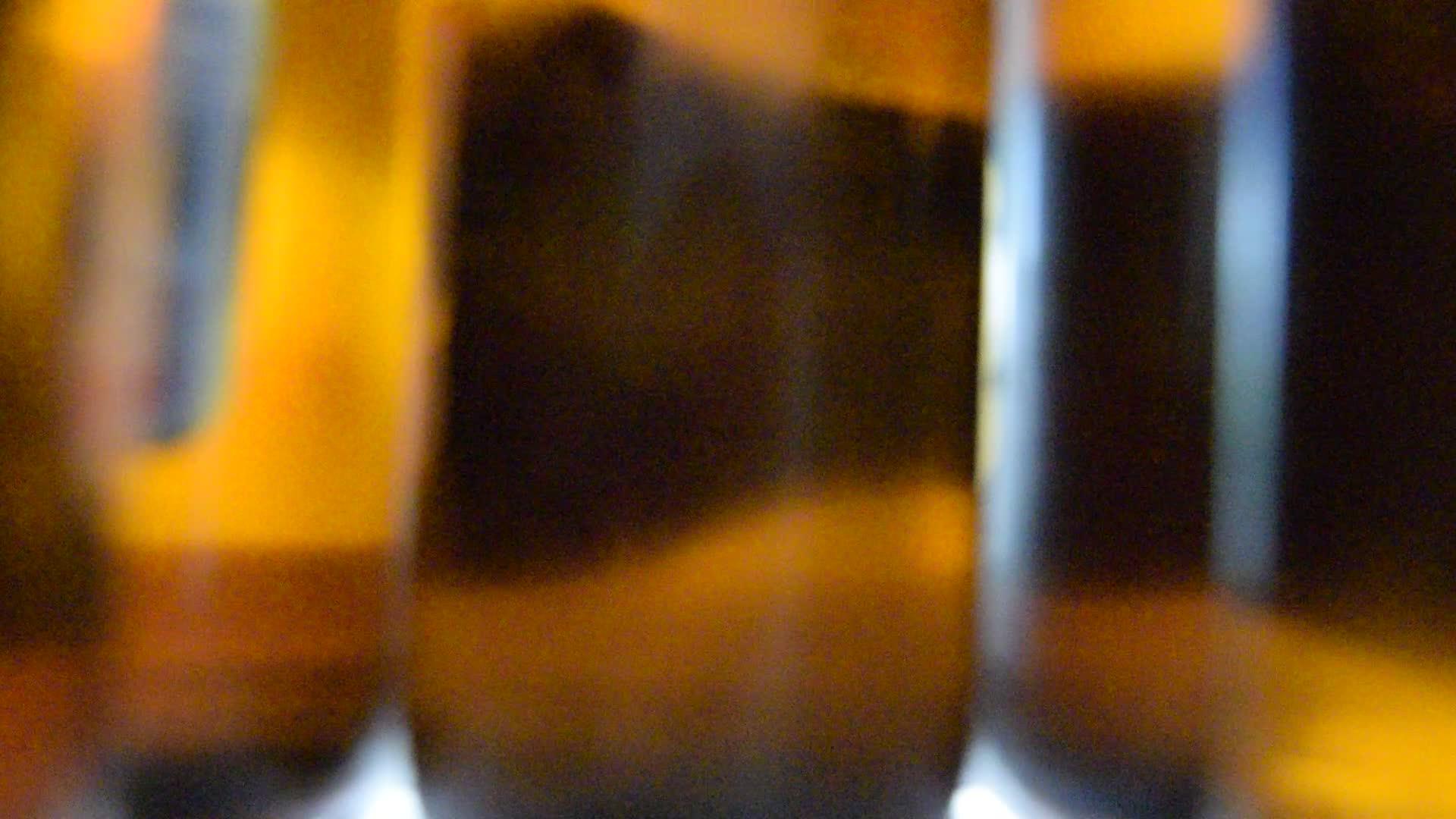 阿西亚人从冰箱里拿啤酒视频的预览图