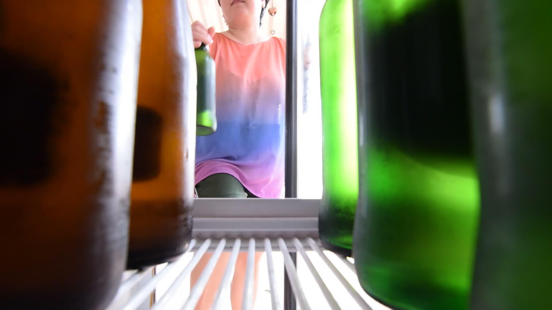 从冰箱里拿啤酒的亚洲女人视频的预览图