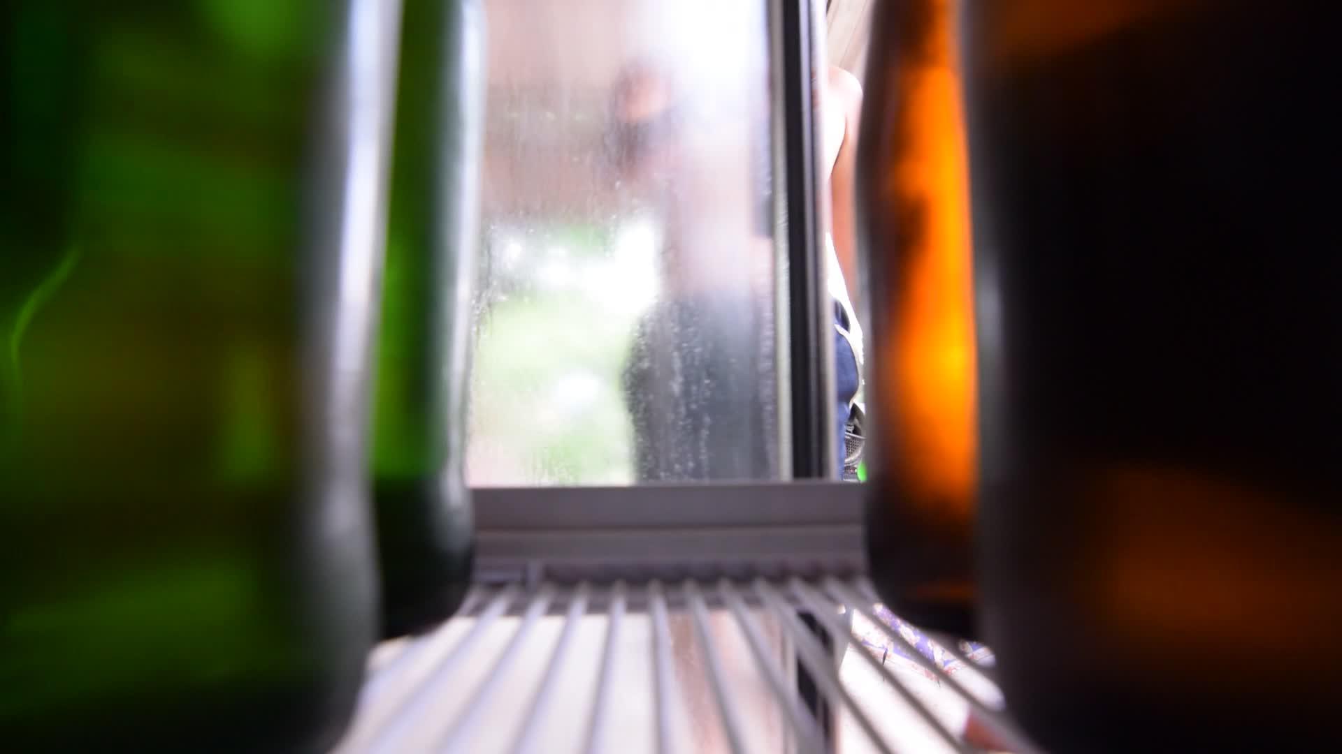从冰箱里拿啤酒的人视频的预览图