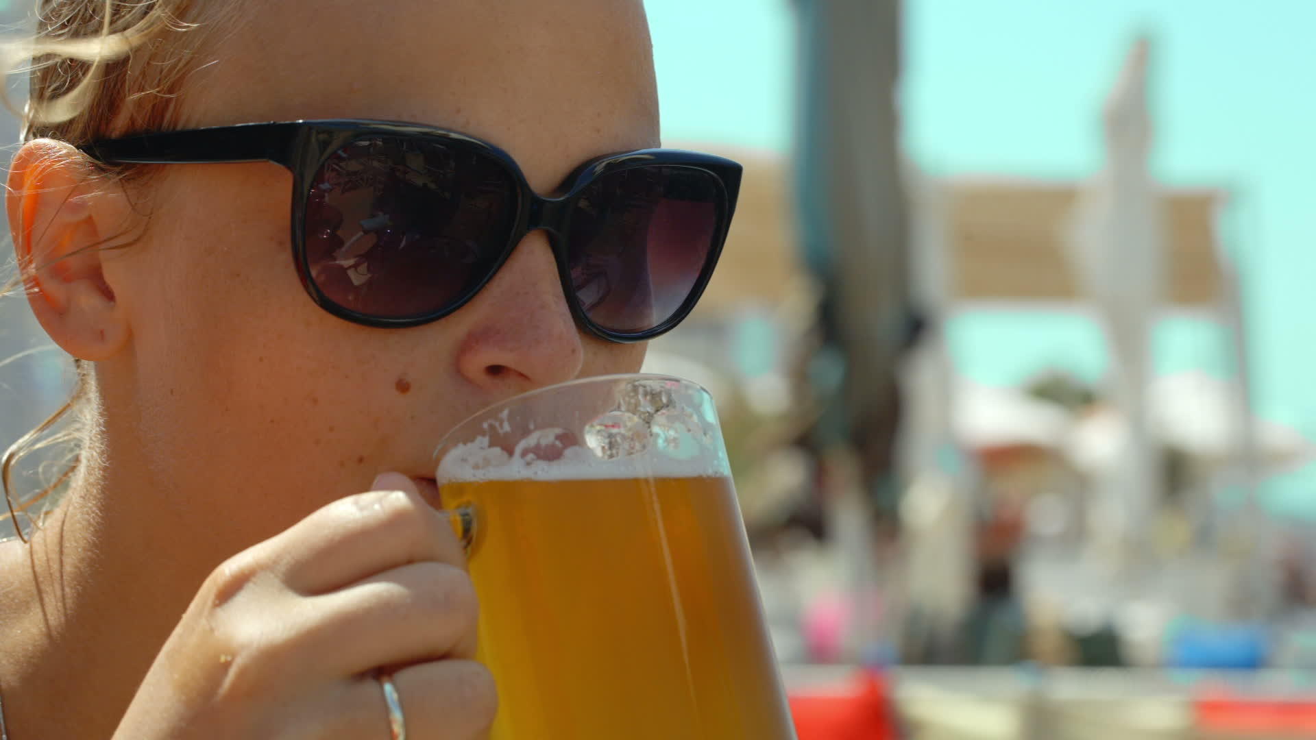 年轻女子在热天喝冷啤酒视频的预览图