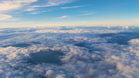航拍飞机飞行在云层之上壮观景色视频的预览图