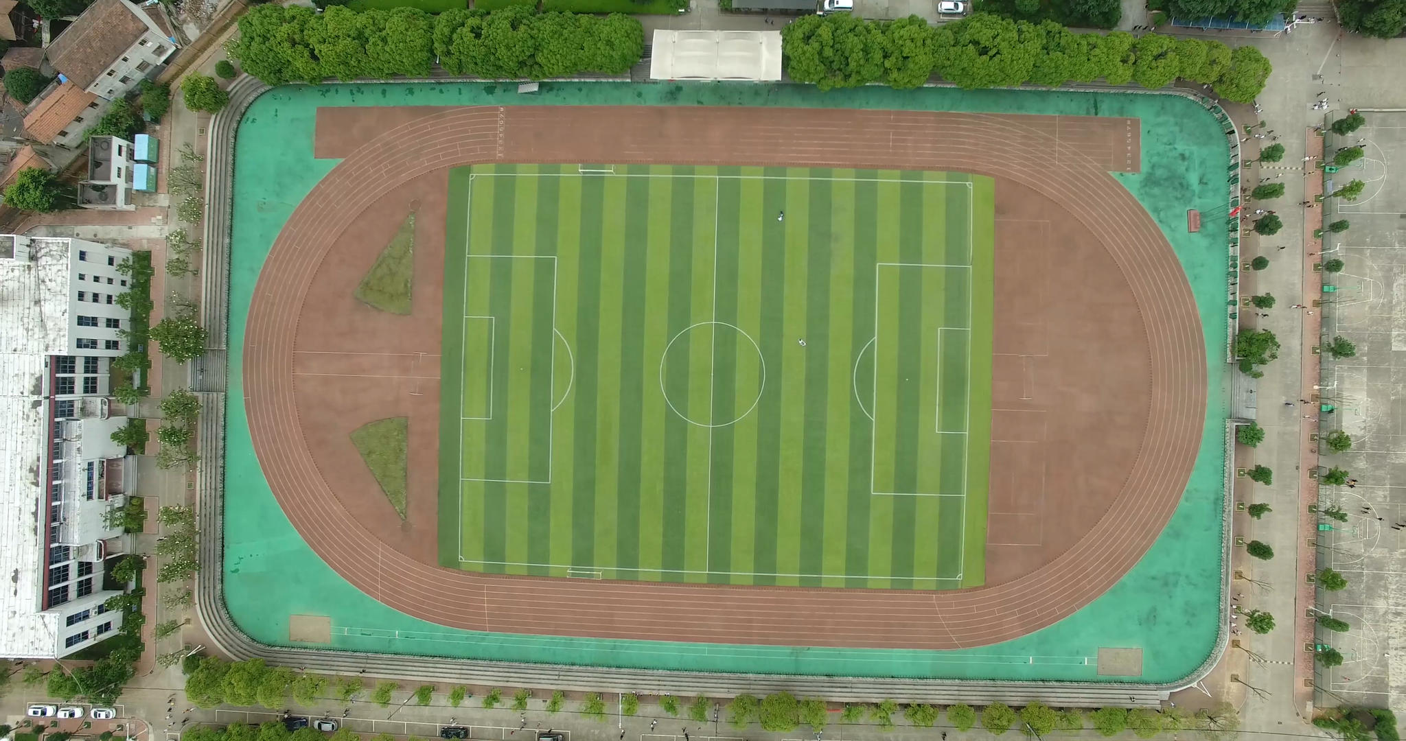 体育场足球场垂直航拍视频的预览图