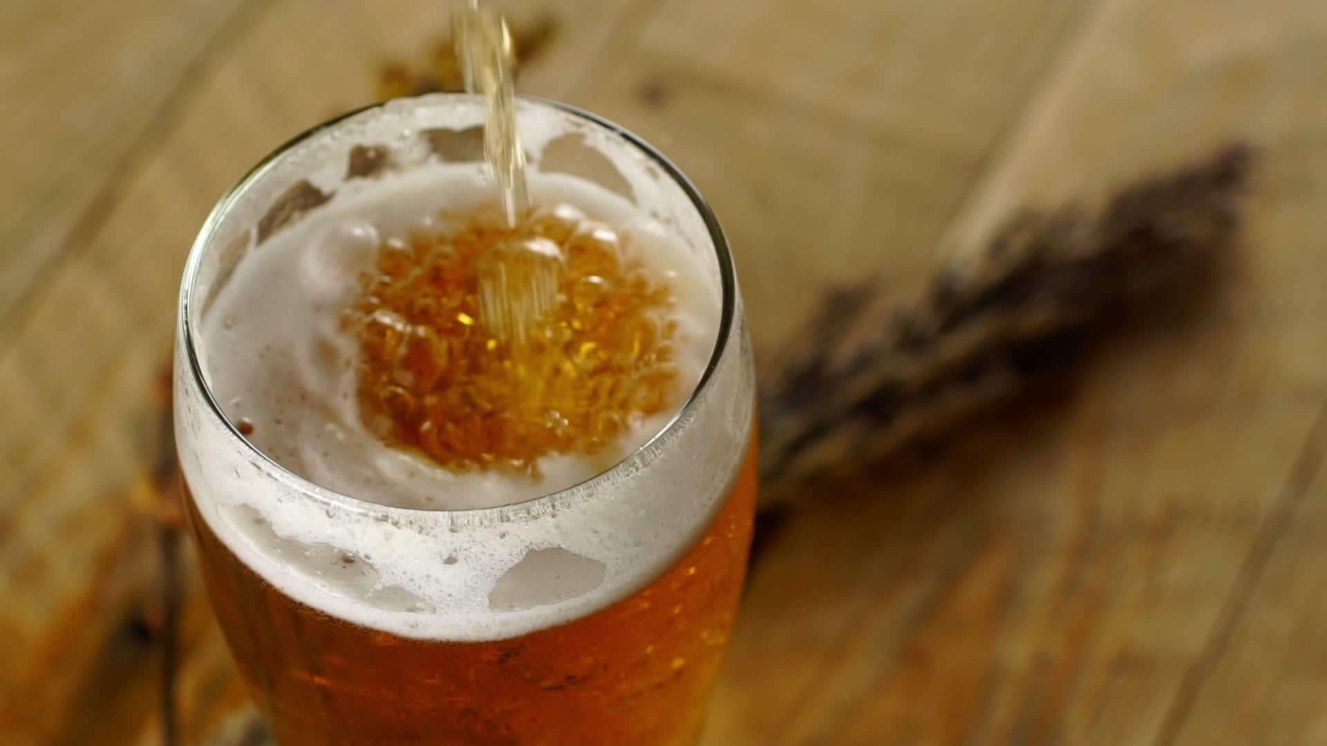 啤酒杯里溅出啤酒视频的预览图