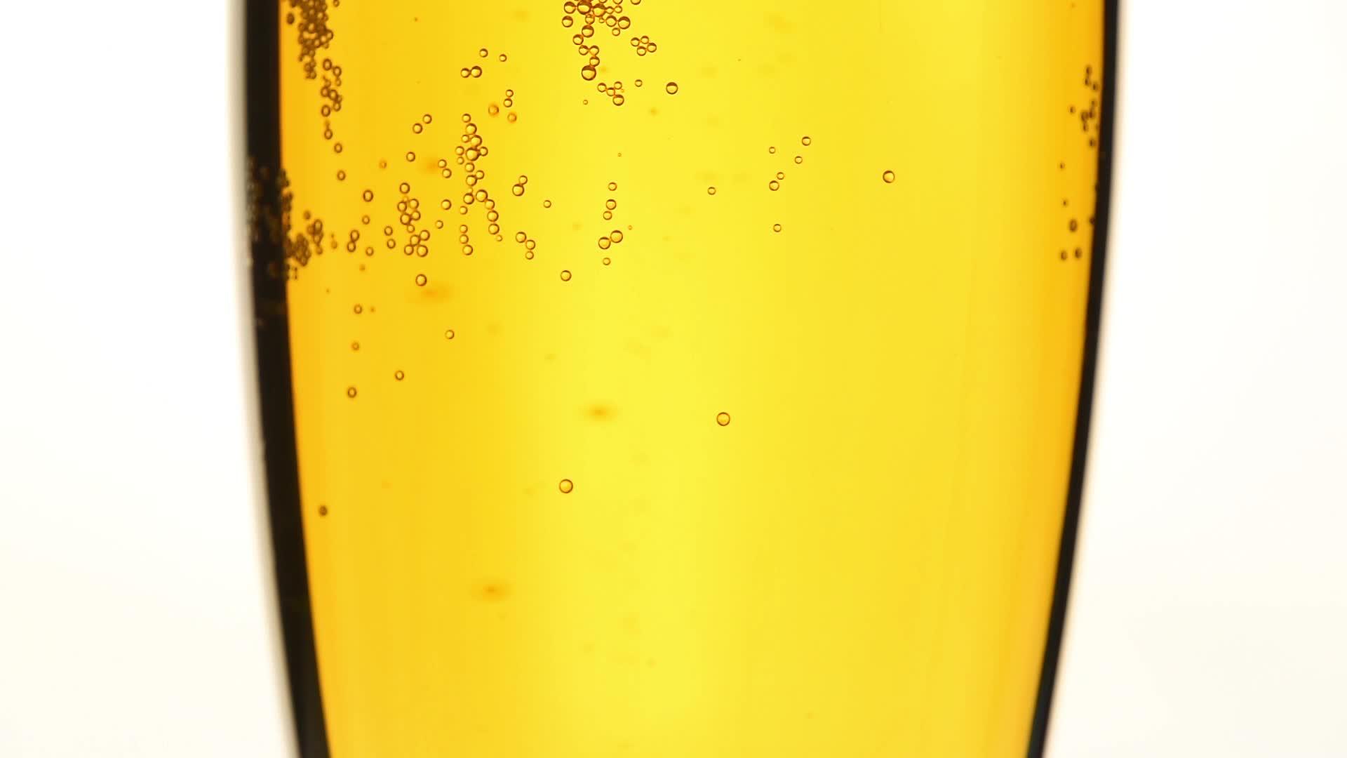 装满泡泡的啤酒视频的预览图