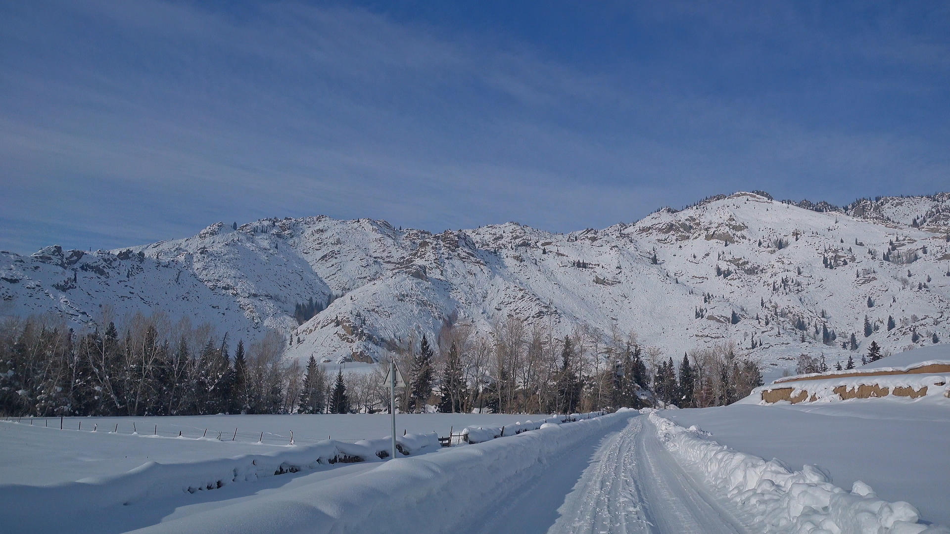 行驶在雪山脚下行车第一视角视频的预览图