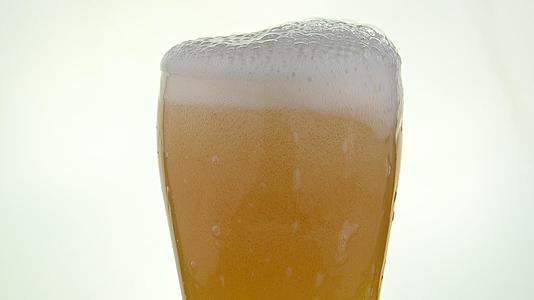 啤酒泡沫溢出视频的预览图