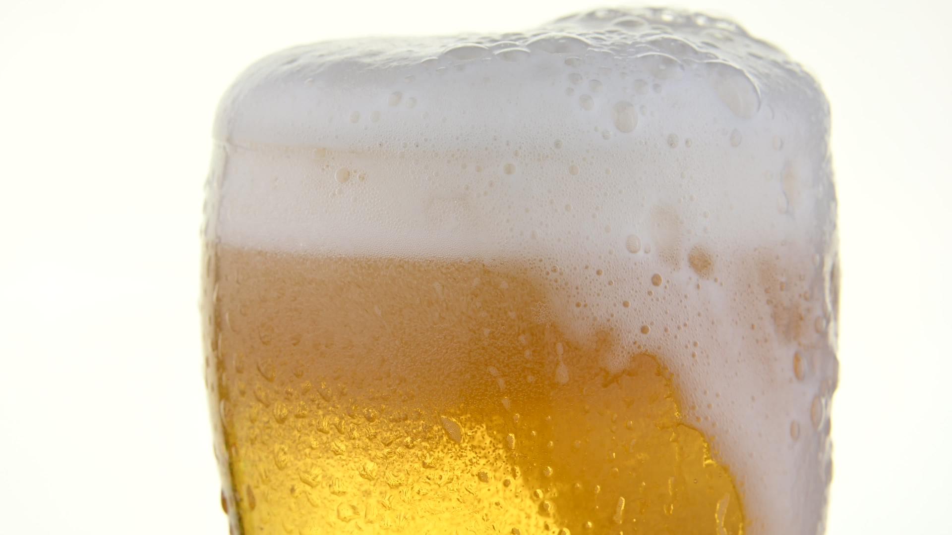 把啤酒倒在白玻璃上把它倒在白玻璃上视频的预览图