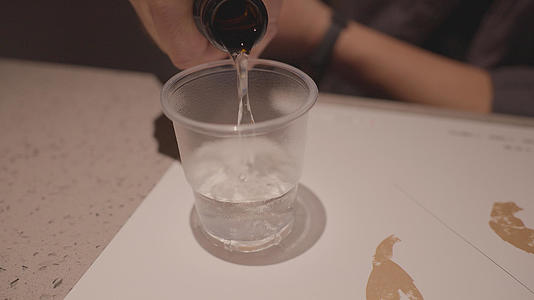 慢镜头升格拍摄4k素材生活宴席上招待倒酒过程视频的预览图