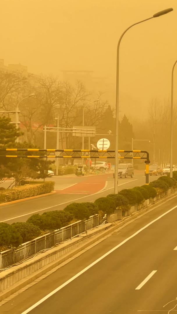 北京二环路安定门东大街实拍沙尘暴视频的预览图