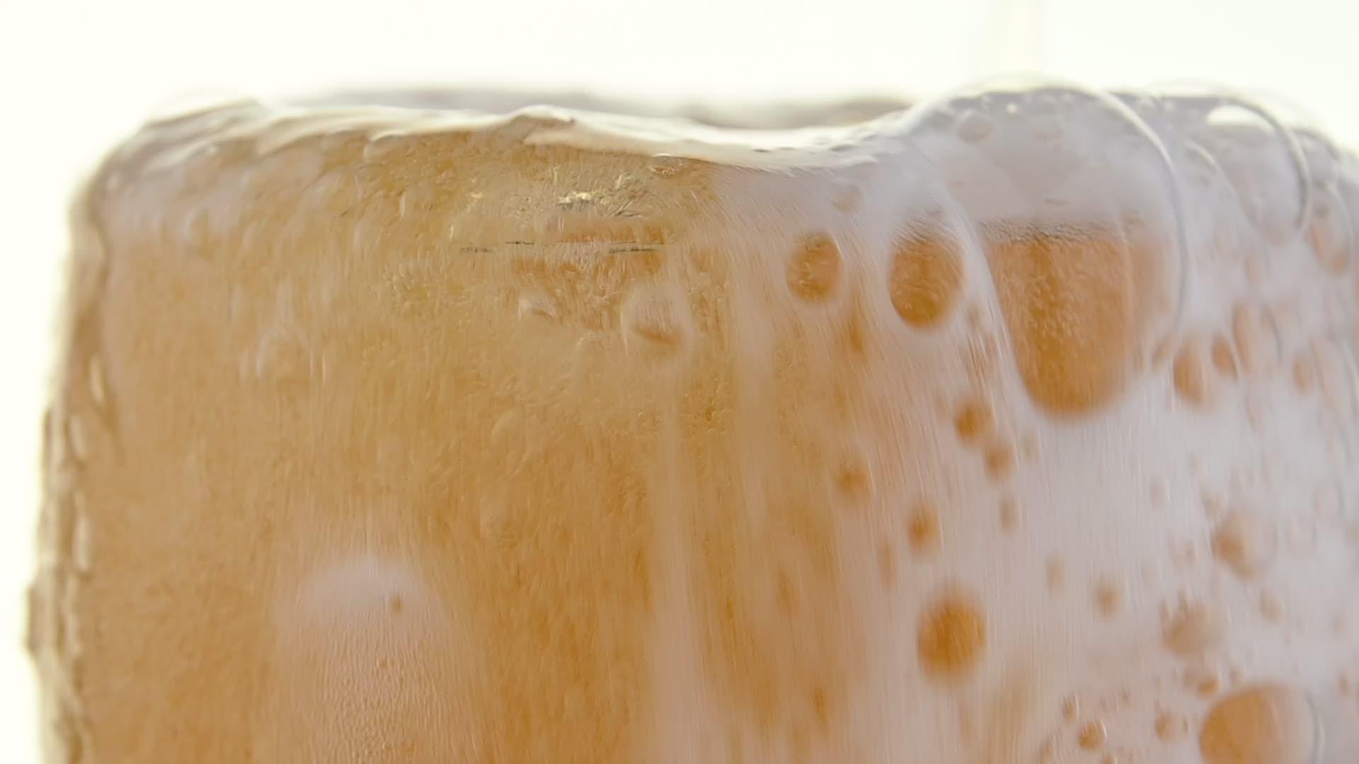 啤酒泡沫溢出视频的预览图