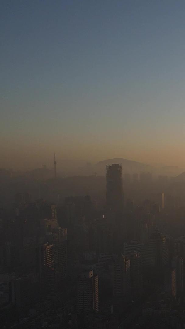 航拍城市早晨迷雾日出视频的预览图