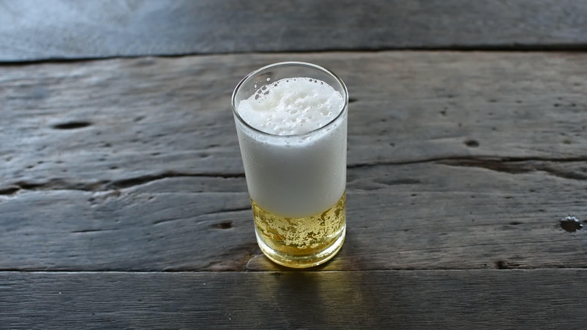 啤酒和玻璃杯里的冰视频的预览图