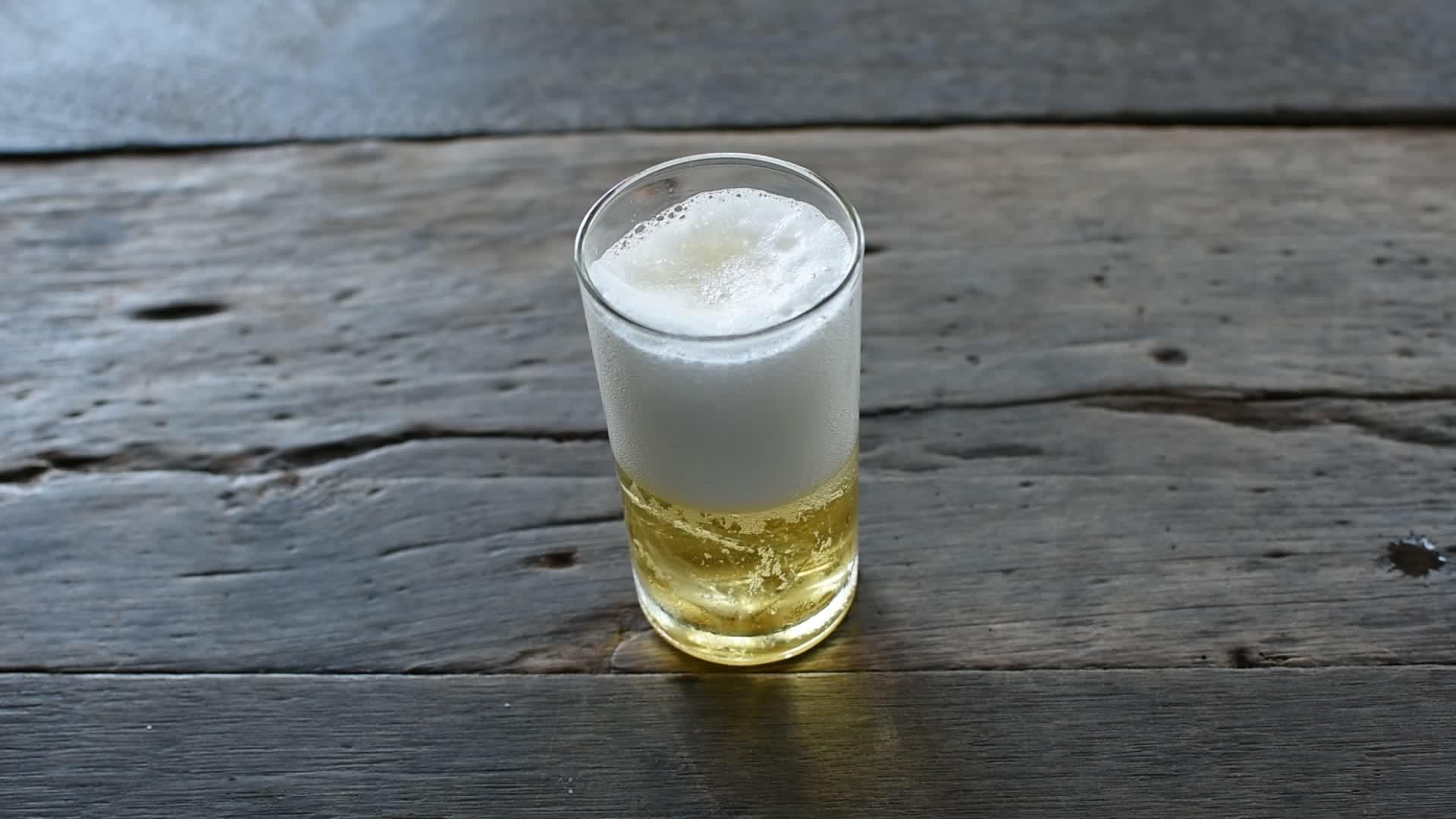 啤酒加玻璃冰视频的预览图