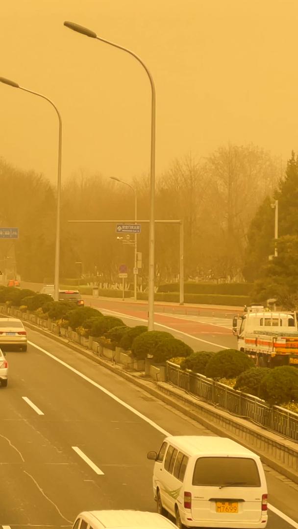 北京二环路安定门东大街实拍沙尘暴视频的预览图