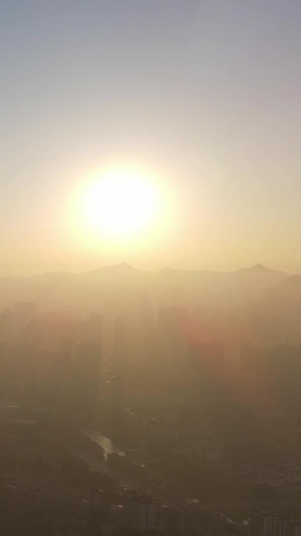 航拍城市早晨迷雾日出视频的预览图
