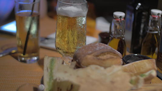 啤酒和不同种类的面包被用作零食视频的预览图