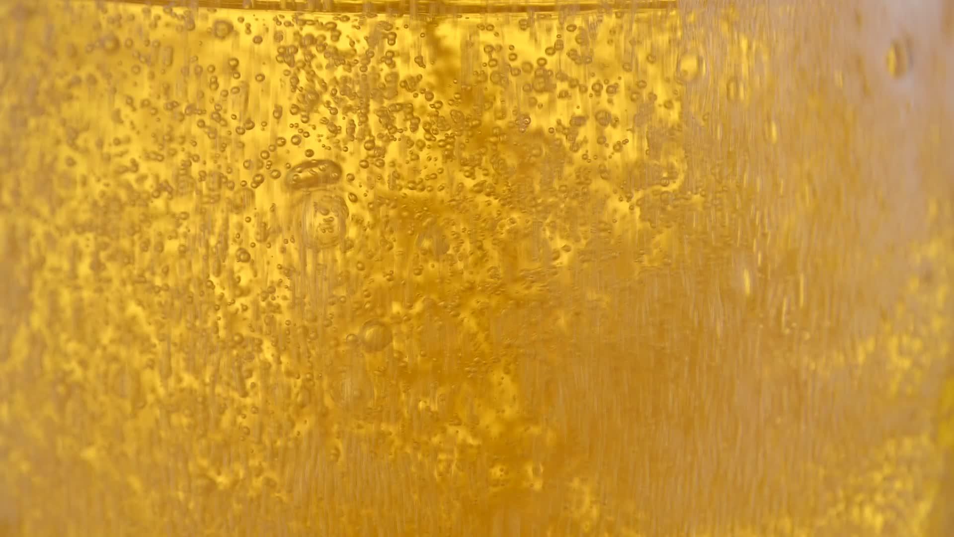 啤酒杯中的气泡视频的预览图