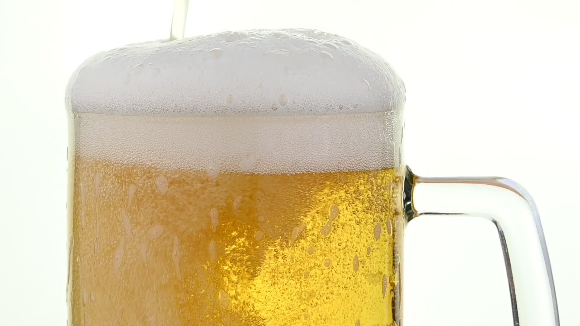 把啤酒倒在白玻璃上把它倒在白玻璃上视频的预览图