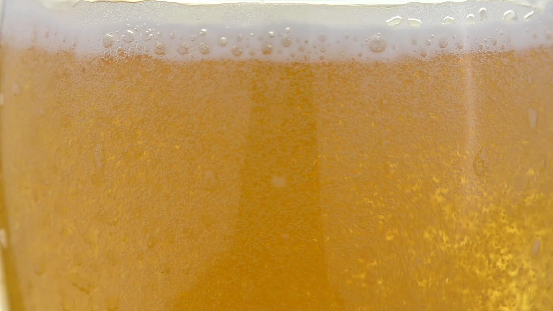在杯中倒啤酒的紧密背景背景视频的预览图