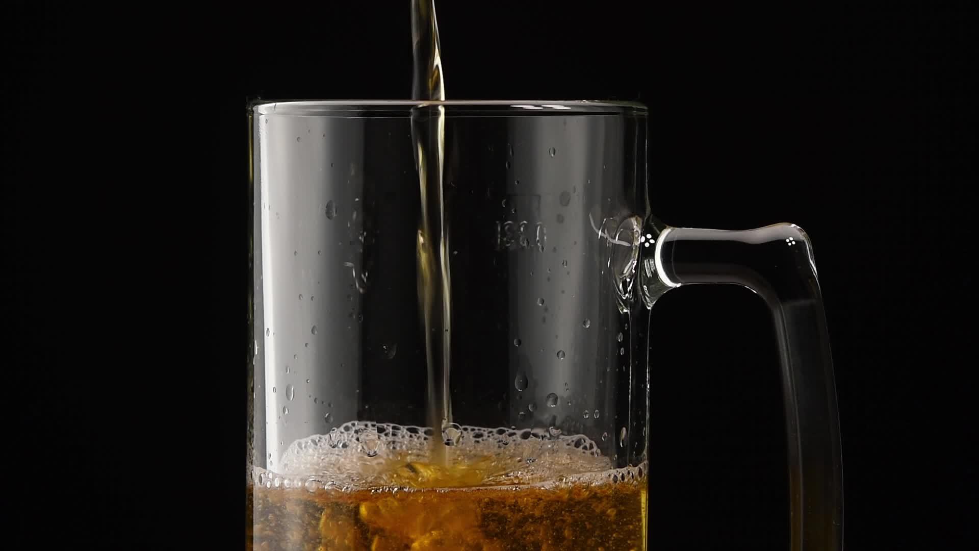 把啤酒倒在玻璃杯里视频的预览图