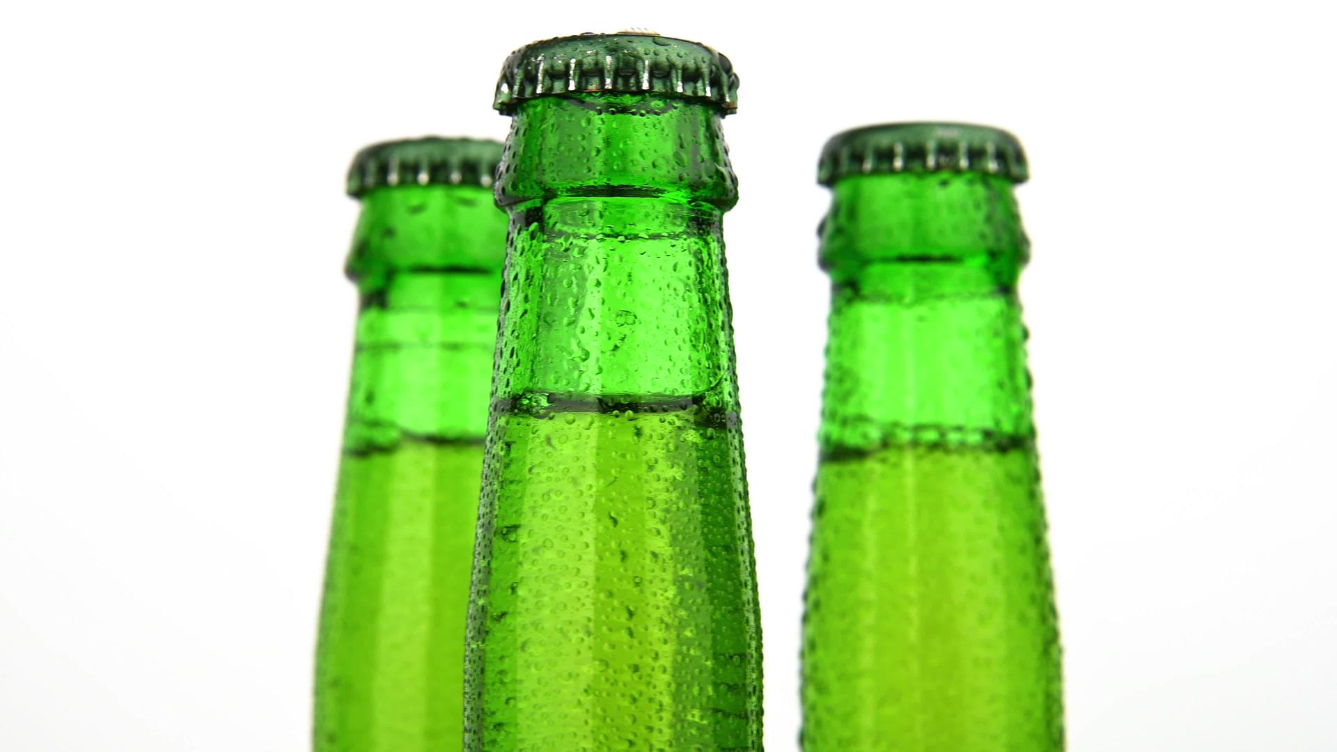 三个绿色啤酒瓶在旋转视频的预览图