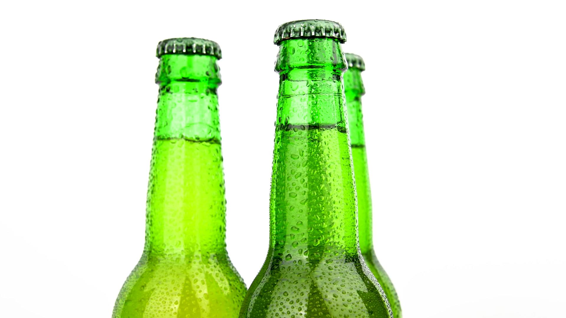 三个绿色啤酒瓶在白色上旋转视频的预览图