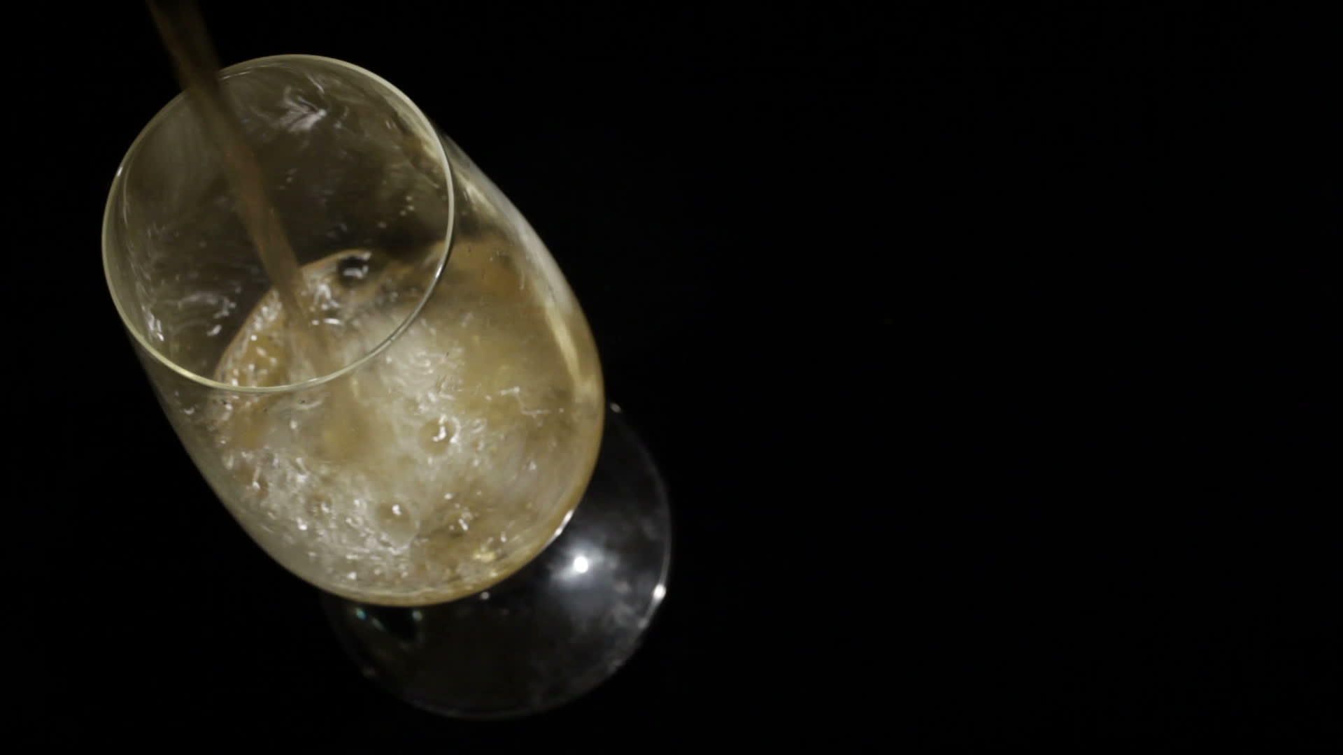 啤酒倒在玻璃杯里高黑角度拍摄视频的预览图