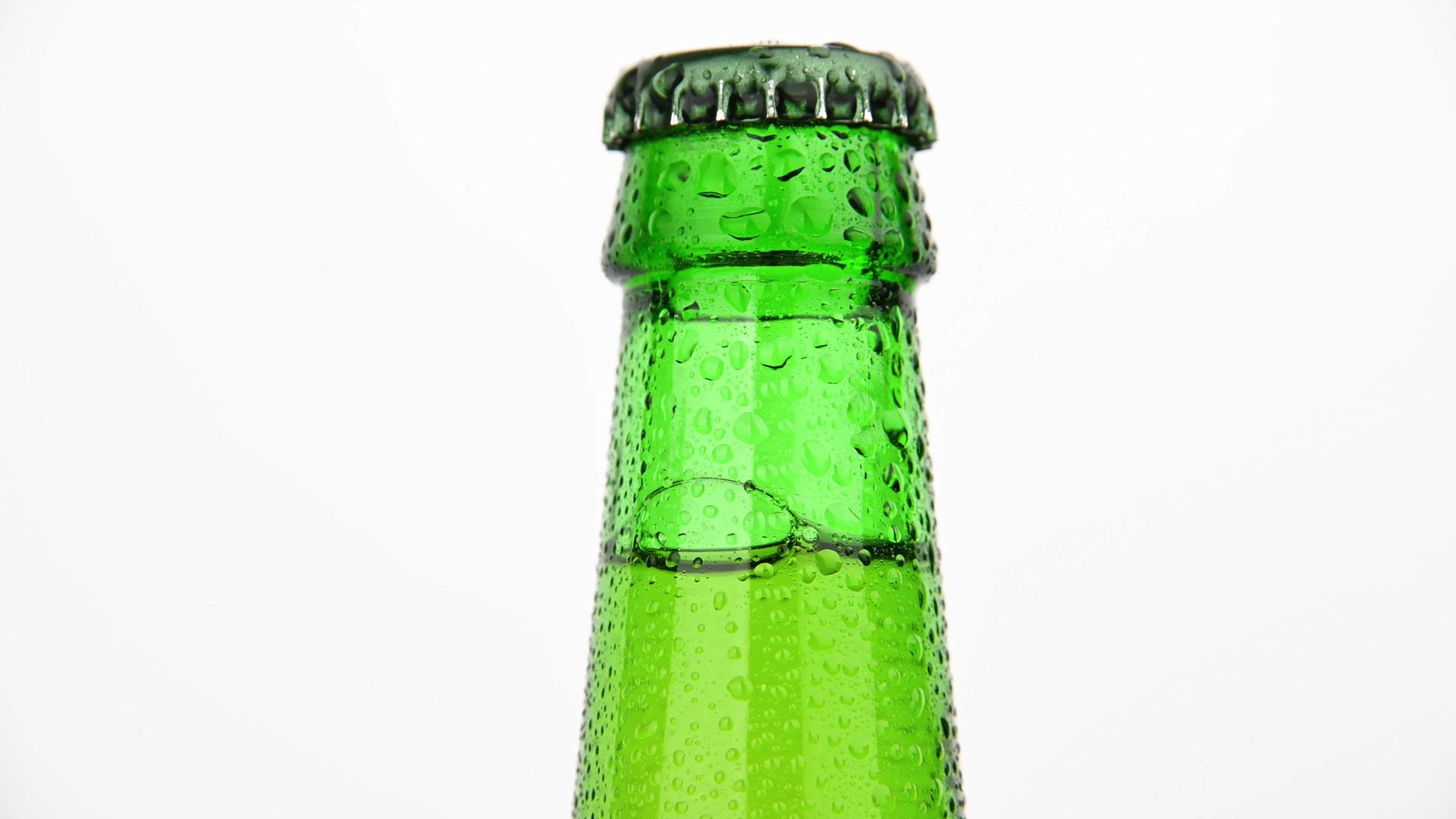 绿色啤酒瓶在白色上旋转视频的预览图