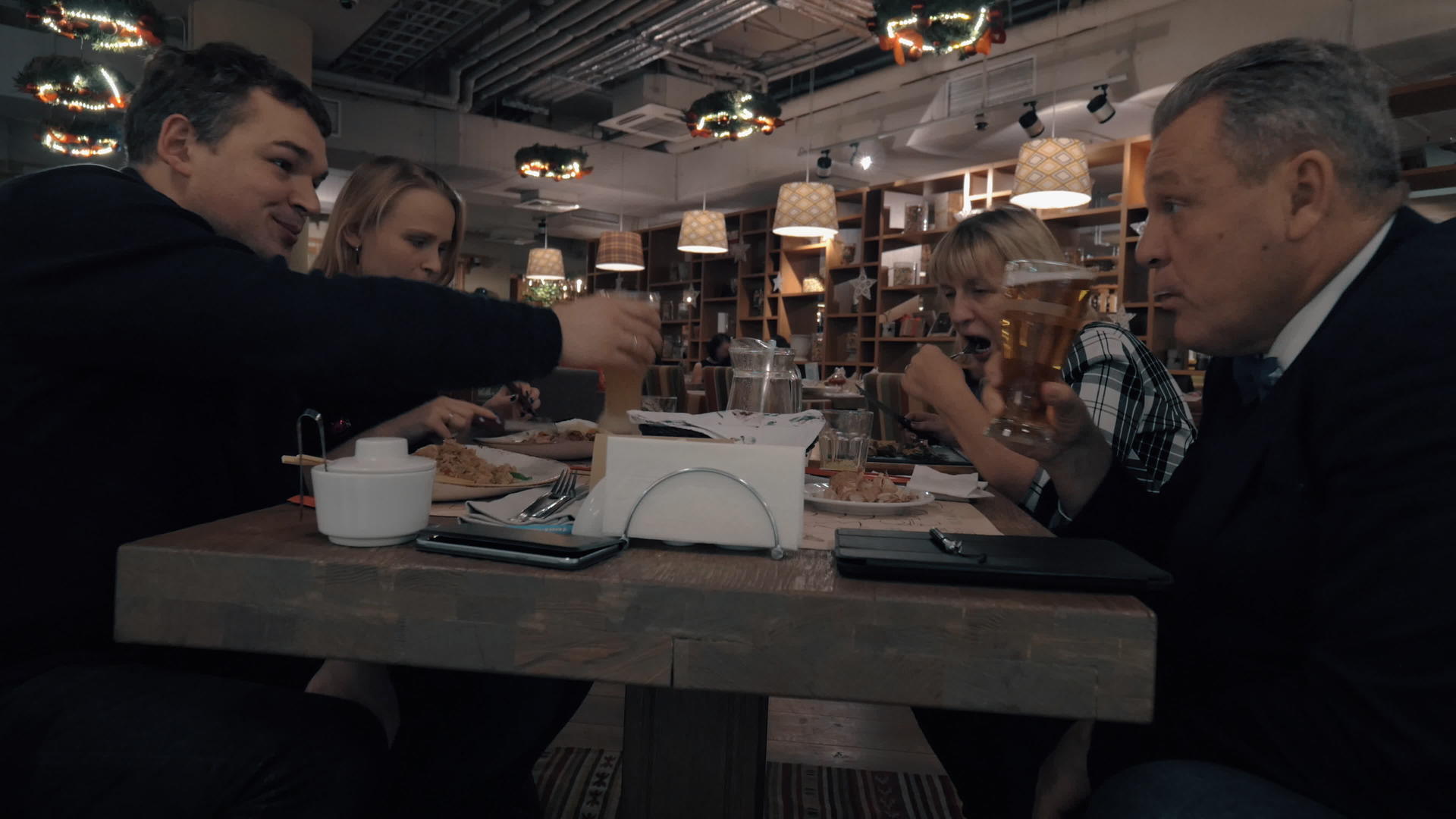 家庭成员在餐厅吃饭视频的预览图