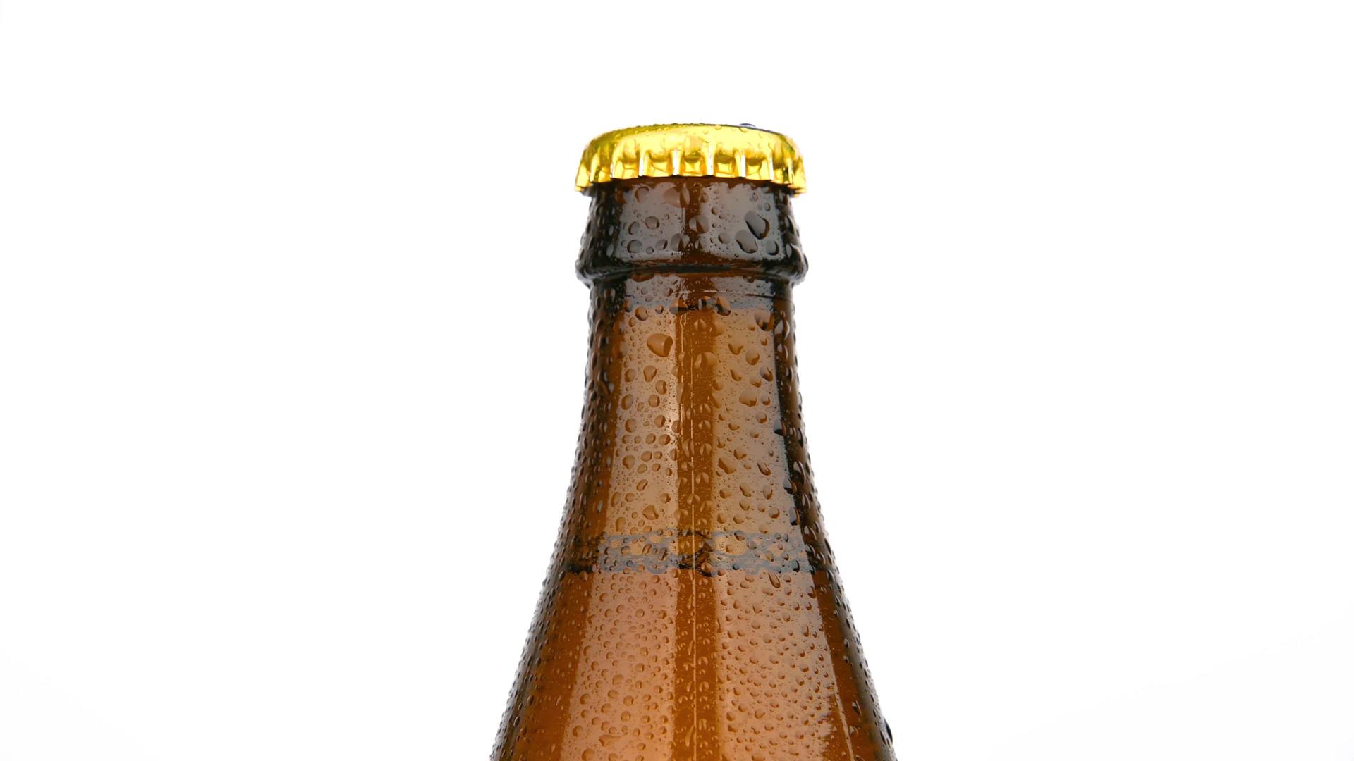 棕色啤酒瓶在白色上旋转视频的预览图