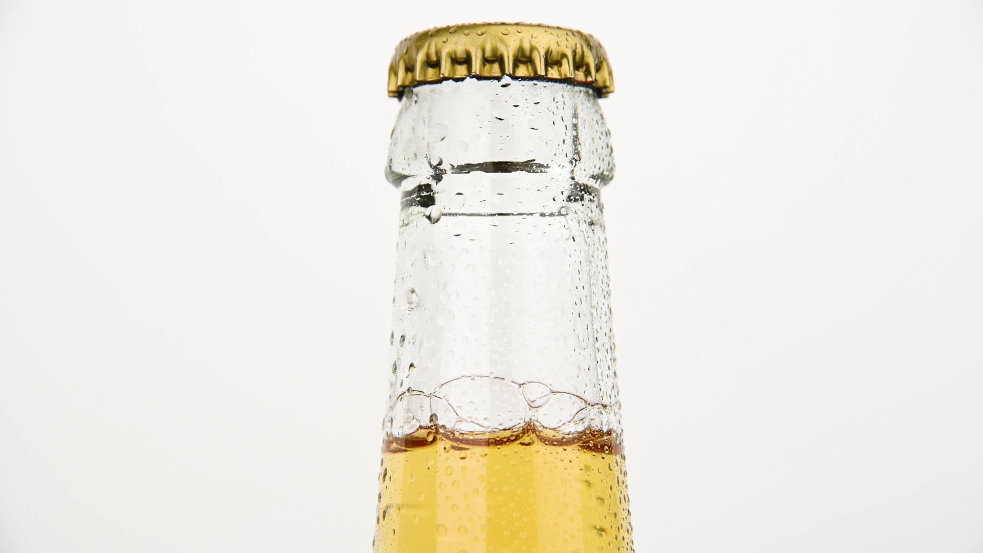 啤酒瓶在白色上旋转视频的预览图