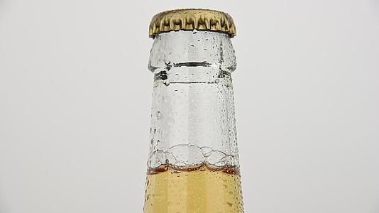 啤酒瓶在白色上旋转视频的预览图