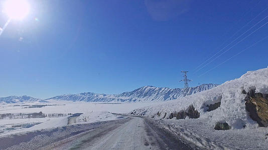 行驶在新疆乡村雪路视频的预览图