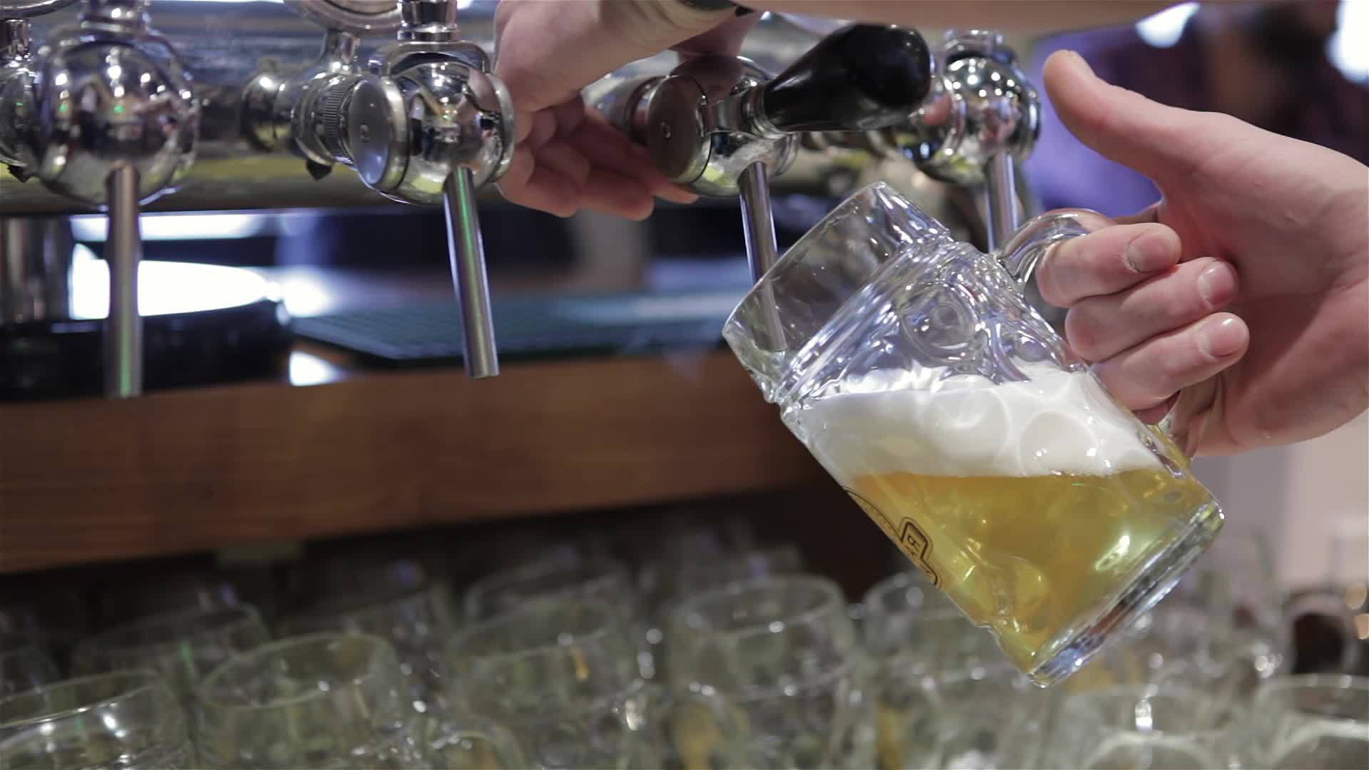 装满啤酒的玻璃杯视频的预览图