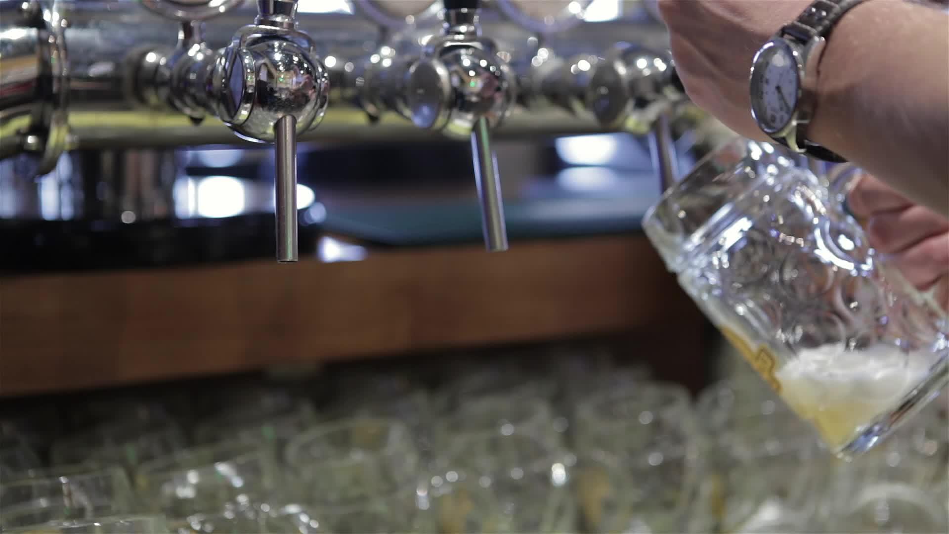 喝啤酒时酒保视频的预览图