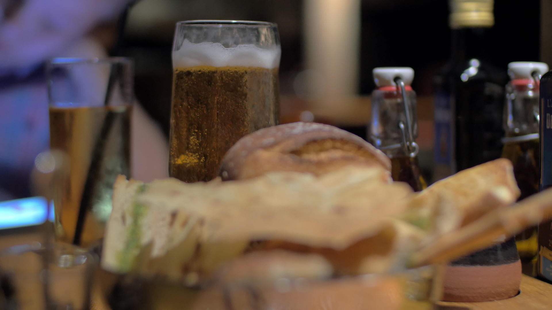 啤酒和面包在咖啡馆里视频的预览图